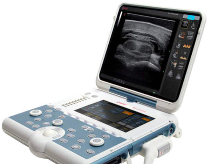 Medico Esegue La Scleroterapia Per Le Vene Varicose Sulle Gambe, Il - Foto 13